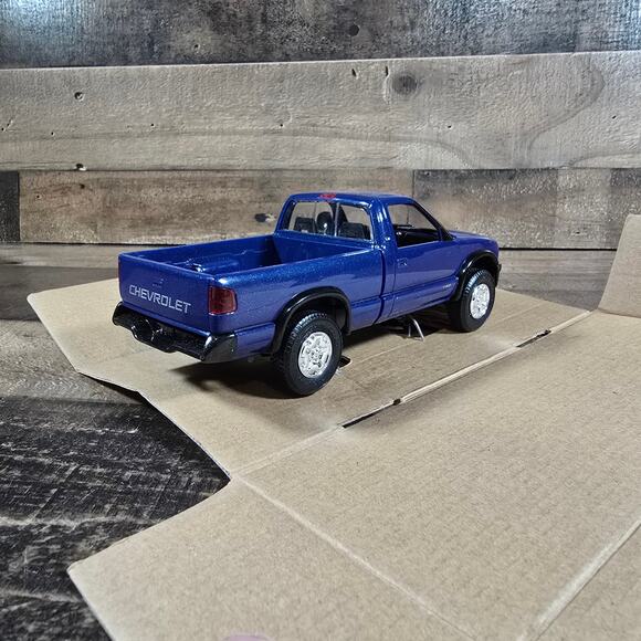 Ertl AMT 1994 Chevy S-10 4X4 Purple Metallic Dealer Promo - Picture 4 of 10
